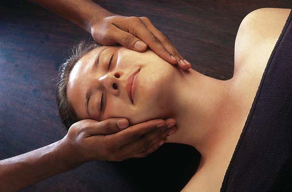 Ayurvedische Gesichtsmassage: Diese Massage macht man anhand verschiedener Kruterkombinationen. Diese Behandlung verjngt und verschnt die Haut.
